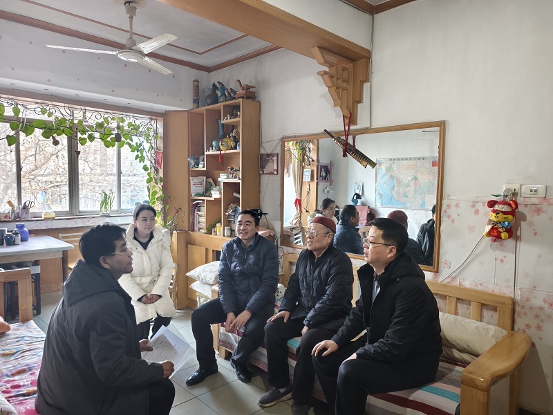 省动物所党政班子春节前走访慰问退休老干部和困难党员